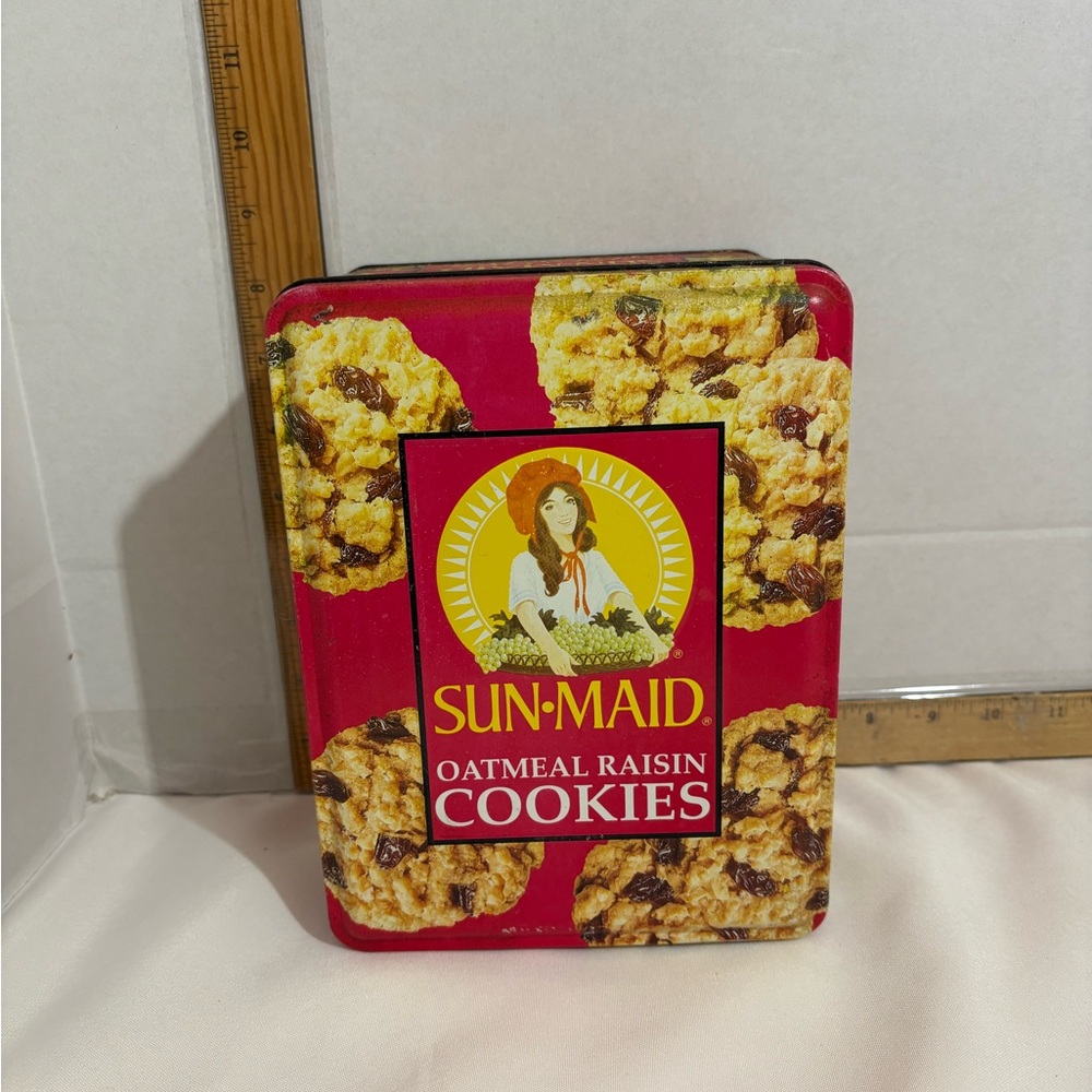 Sun-Maid Oatmeal Raisin‎ Cookie tin vintage Red
